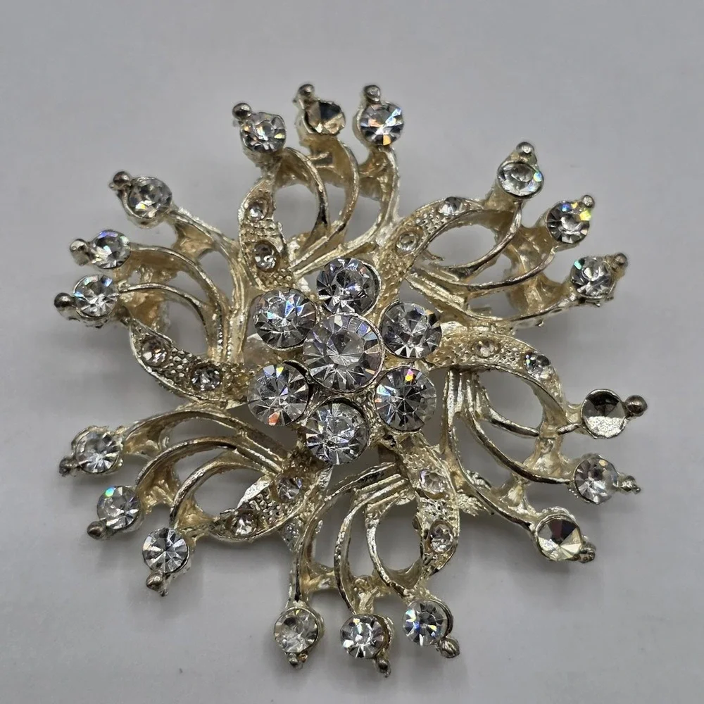 Sparkling Rhinestone Brooch Silver Snowflake Design Starburst Floral Pin Jewerly